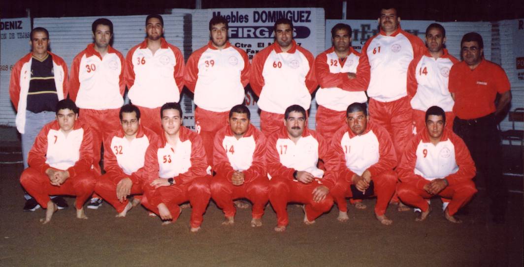 Fotografía de equipo incluida en el bloque histórico 1999/2000