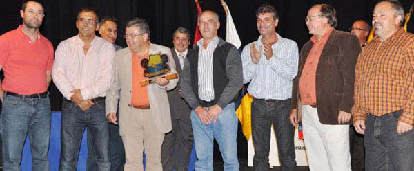 La directiva del Club de Lucha Vecinos Unidos recibe un reconocimiento de la Federación de Lucha de Gran Canaria