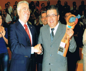 José Luis Sánchez Alemán recibe un premio a su labor deportiva a favor de la lucha canaria